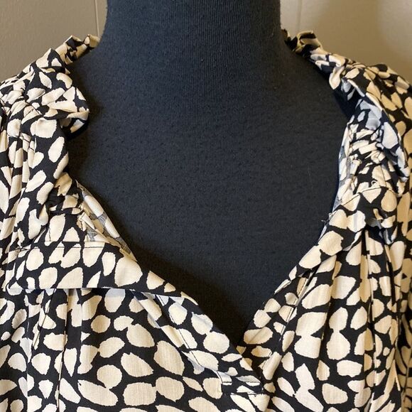 Z WHO WHAT WEAR Womens XXL Tunic Top Black Animal Print 3/4 Bell Sleeve V Neck - Picture 3 of 9